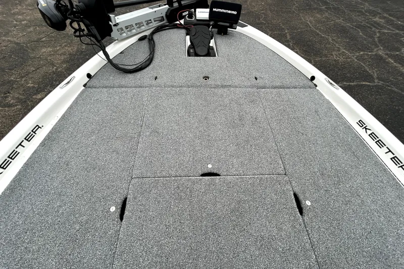 Slide: The Image of 2010 Skeeter 20i boat deck with Humminbird electronics and trolling motor. - 13