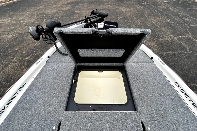 Slide: The Image of 2010 Skeeter 20i boat with open storage compartment and trolling motor. - 14