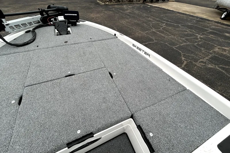 Slide: The Image of 2010 Skeeter 20i boat deck with Humminbird electronics and Minn Kota trolling motor. - 17