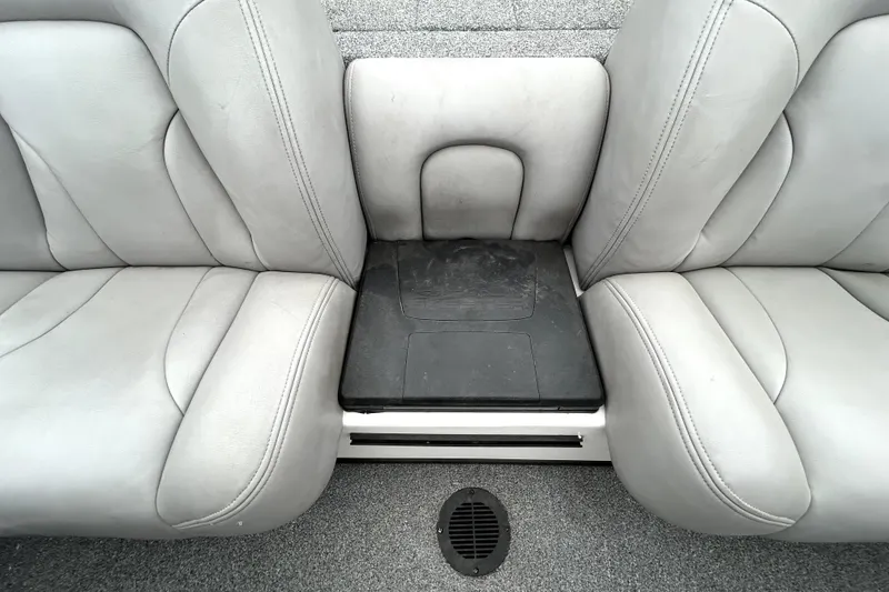 Slide: The Image of 2010 Skeeter 20i boat interior with gray leather seats and black center console. - 25