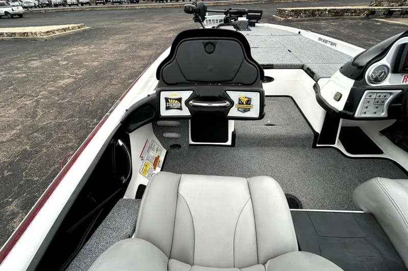 Slide: The Image of 2010 Skeeter 20i boat interior with gray seating and control panel. - 38
