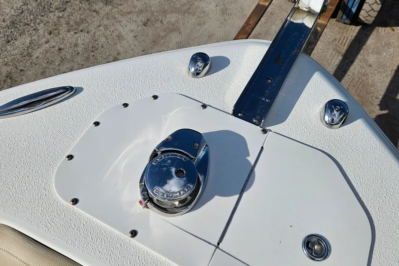 Slide: The Image of 2018 NauticStar 25 XS boat deck with anchor winch and cleats. - 11