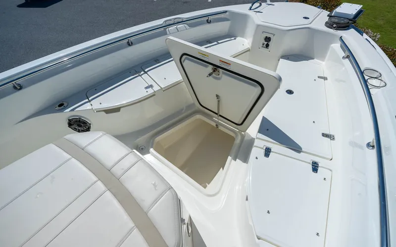 Slide: The Image of Boston Whaler 280 Dauntless 2025 - 11