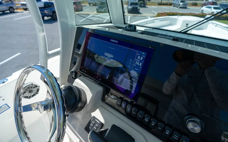 Slide: The Image of Boston Whaler 280 Dauntless 2025 - 22