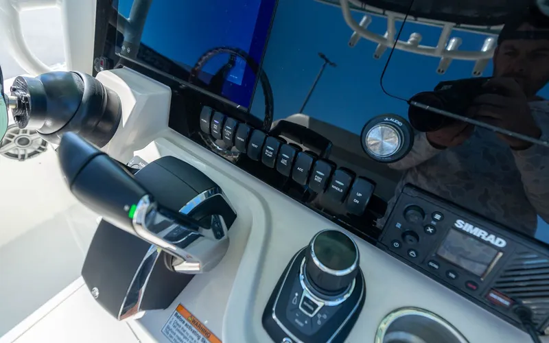 Slide: The Image of Boston Whaler 280 Dauntless 2025 - 23