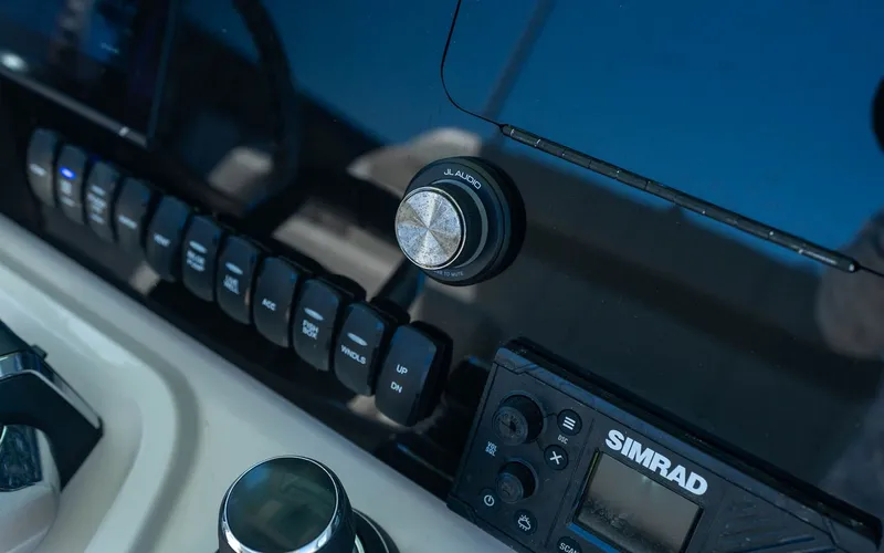 Slide: The Image of Boston Whaler 280 Dauntless 2025 - 24