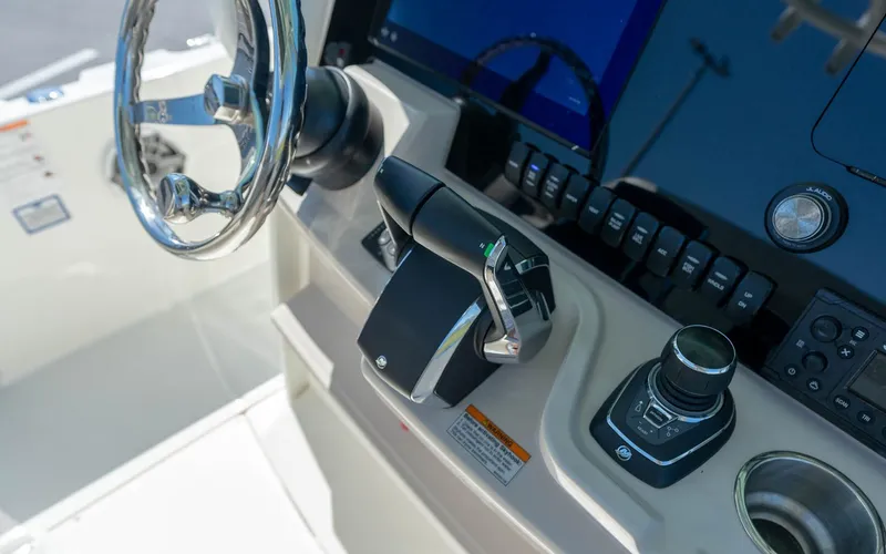 Slide: The Image of Boston Whaler 280 Dauntless 2025 - 25