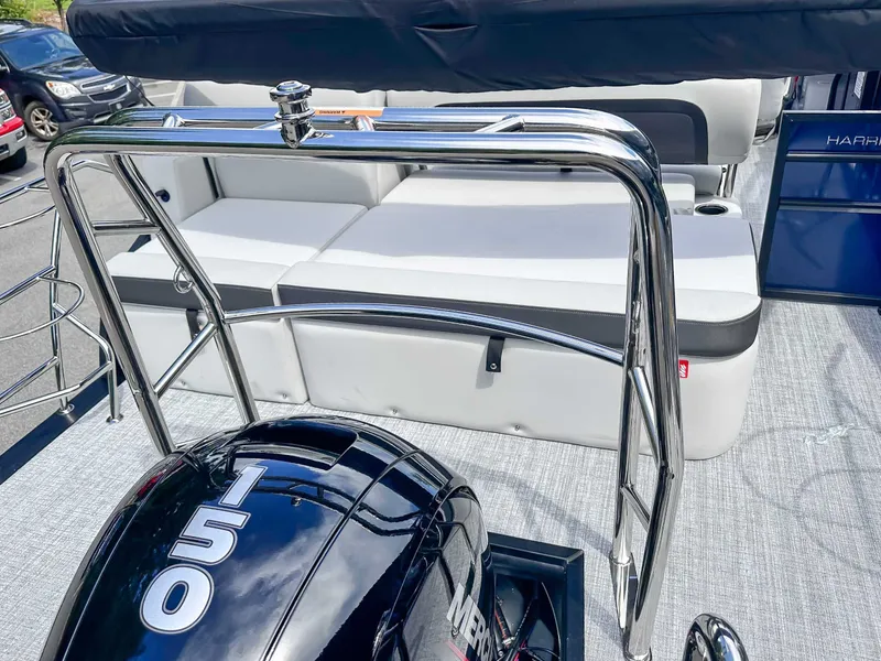 Slide: The Image of Harris Cruiser 210 SLDH 2026 with 150 HP engine, luxurious seating. - 10