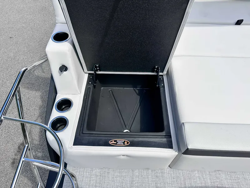 Slide: The Image of Harris Cruiser 210 SLDH 2026 seat with storage and cup holders. - 22