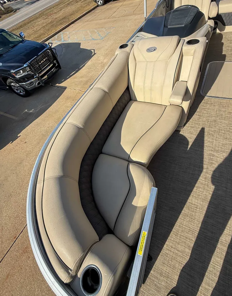 Slide: The Image of Luxurious seating in Barletta L23UC pontoon boat, 2018 model. - 13