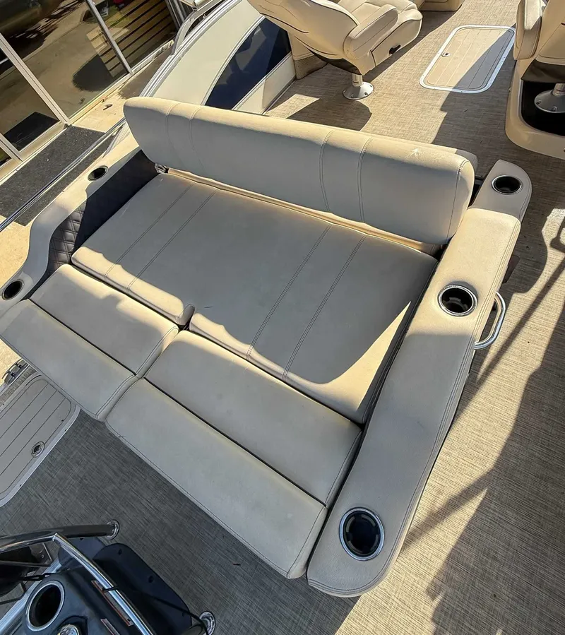 Slide: The Image of Barletta L23UC 2018 pontoon boat with beige seating area. - 20