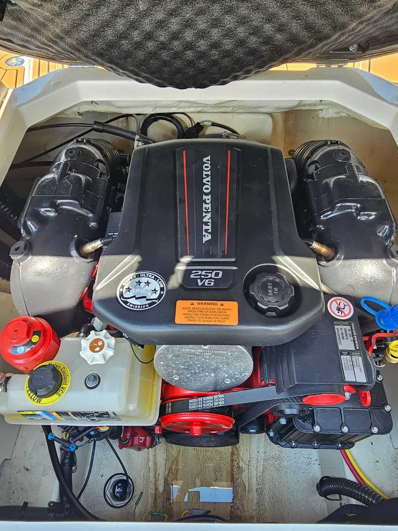 Slide: The Image of Volvo Penta 250 V6 engine in Chaparral 21 SSi 2023 boat. - 18