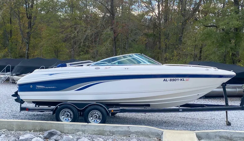 The Image of 2000 Chaparral 216 SSi boat on trailer outdoors. - 1