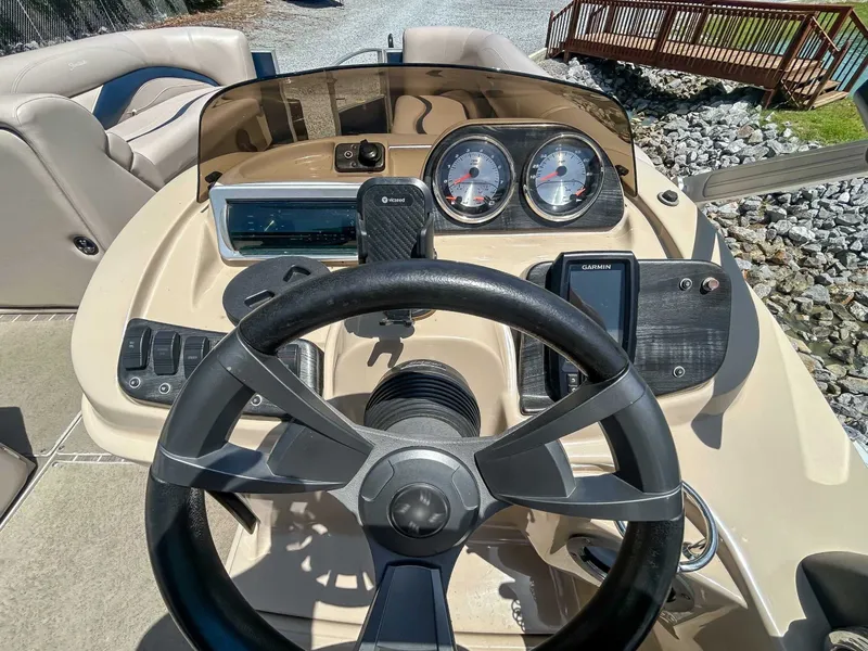 Slide: The Image of Dashboard of a 2014 Sweetwater 200 Premium Edition pontoon boat. - 13