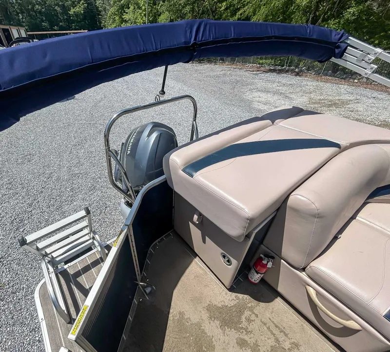 Slide: The Image of Interior of a 2014 Sweetwater 200 Premium Edition pontoon boat. - 15