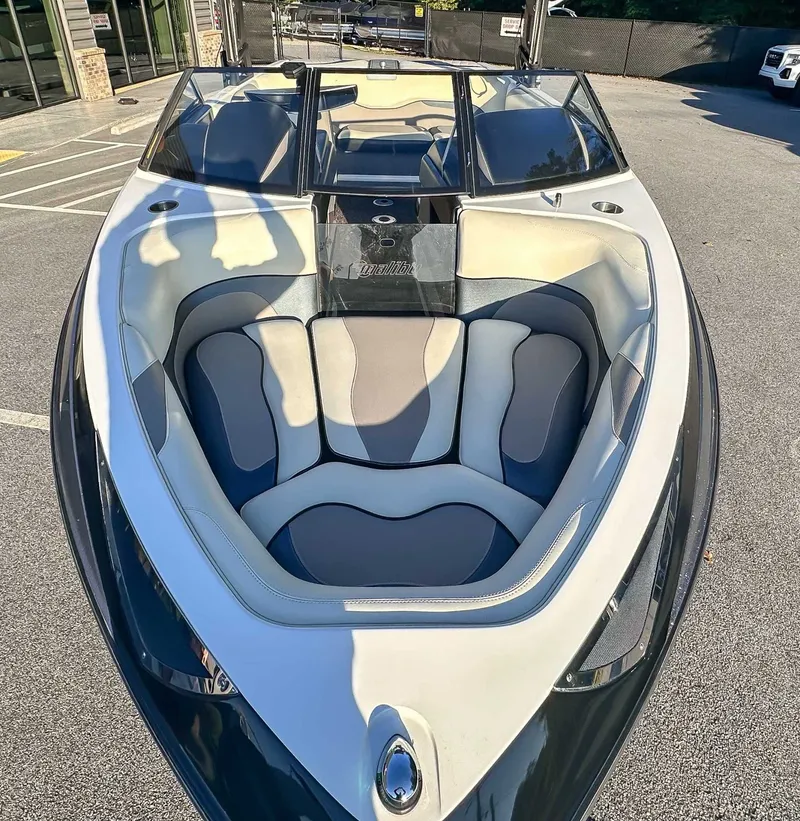 Slide: The Image of 2013 Malibu Wakesetter 20 VTX boat with luxurious interior seating. - 13