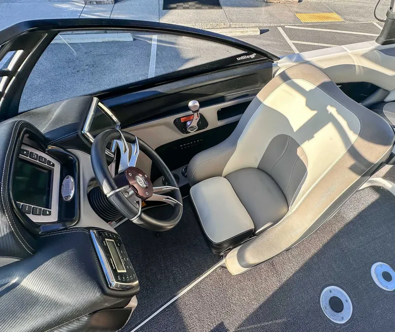 Slide: The Image of Interior of a 2013 Malibu Wakesetter 20 VTX boat. - 17