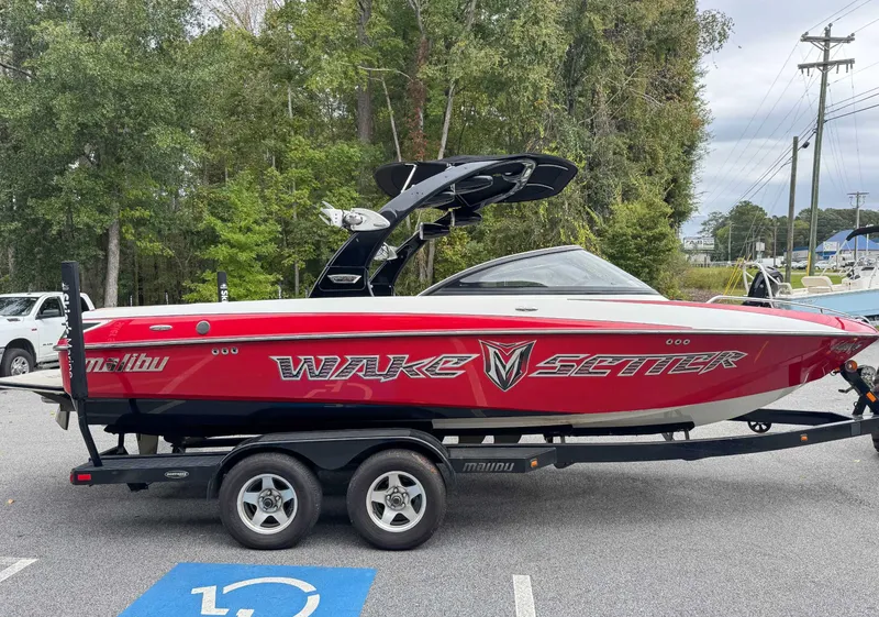 The Image of 2008 Malibu Wakesetter 21 VLX boat on trailer - 1