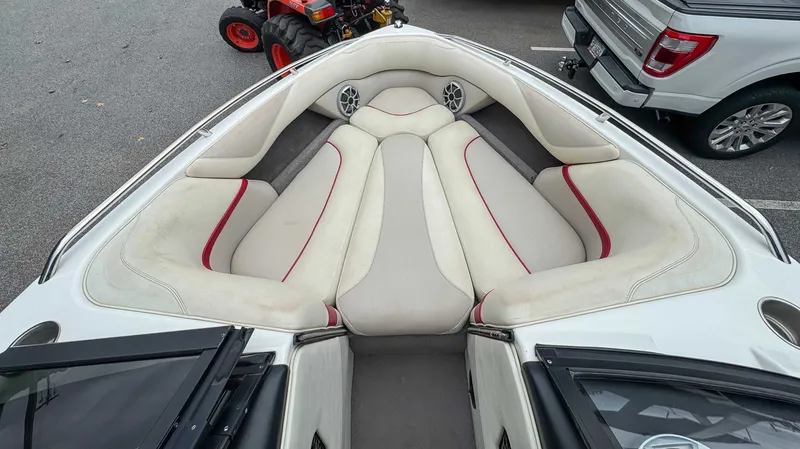 Slide: The Image of Interior of 2008 Malibu Wakesetter 21 VLX with white seating. - 12