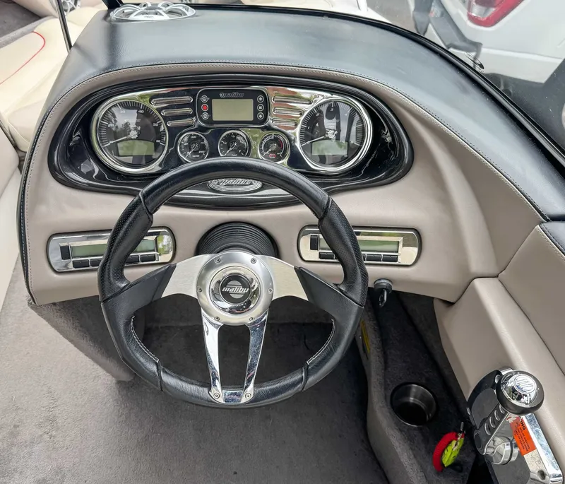 Slide: The Image of Interior view of 2008 Malibu Wakesetter 21 VLX dashboard. - 16