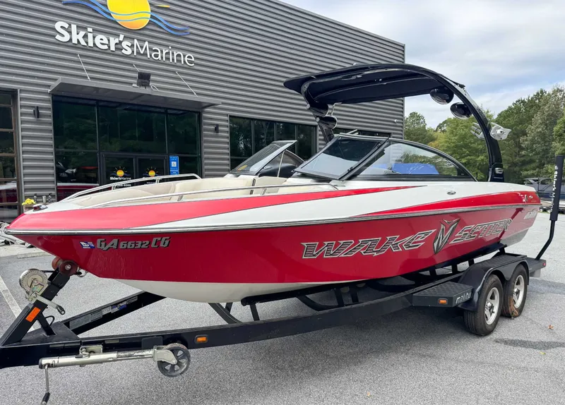 Slide: The Image of 2008 Malibu Wakesetter 21 VLX boat at Skier's Marine. - 5