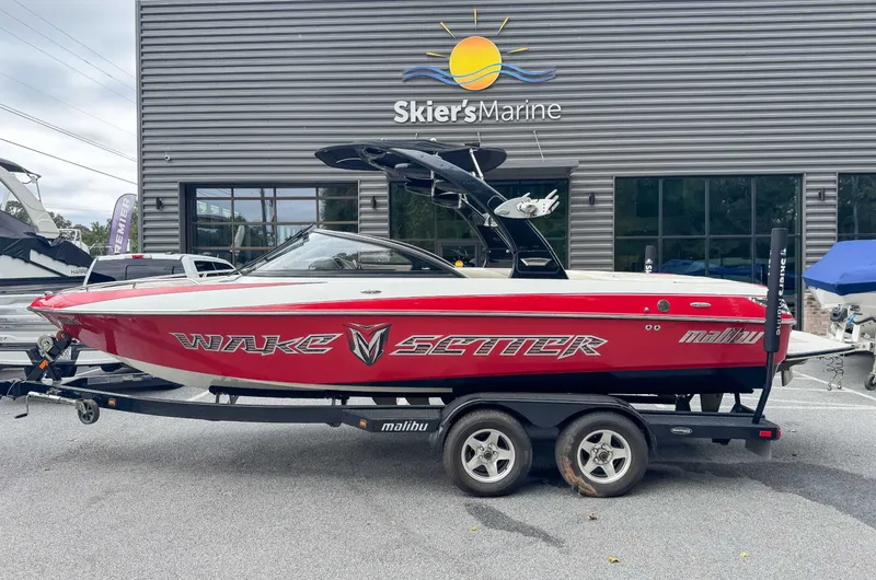Slide: The Image of 2008 Malibu Wakesetter 21 VLX boat at Skier's Marine. - 6