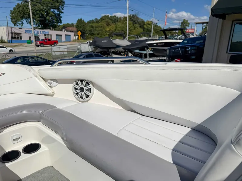 Slide: The Image of Interior of a 2002 MasterCraft X30 boat with white seating. - 14