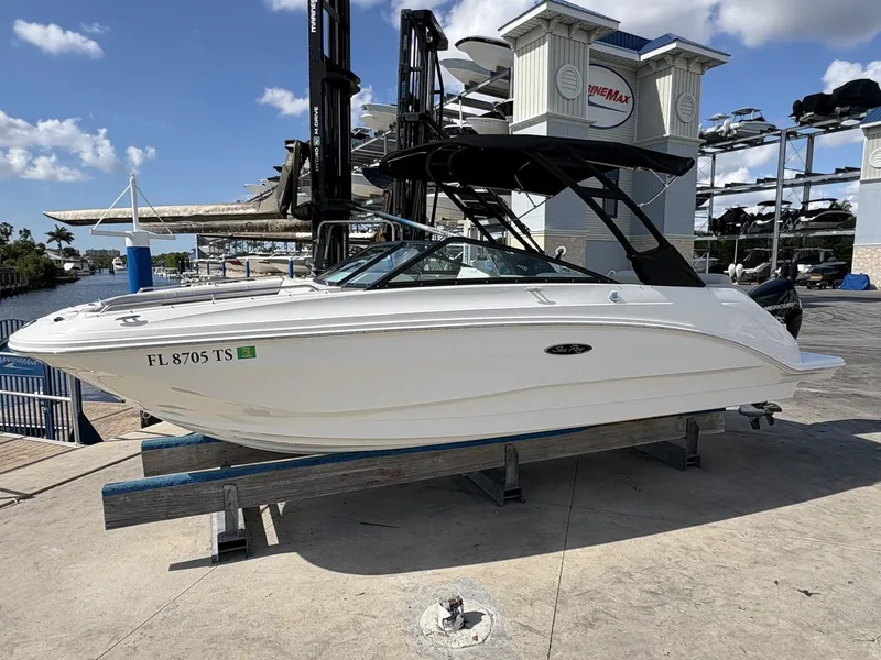Slide: The Image of Sea Ray SDX 250 Outboard 2024 - 0