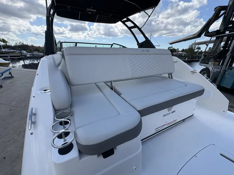 Slide: The Image of Sea Ray SDX 250 Outboard 2024 - 14