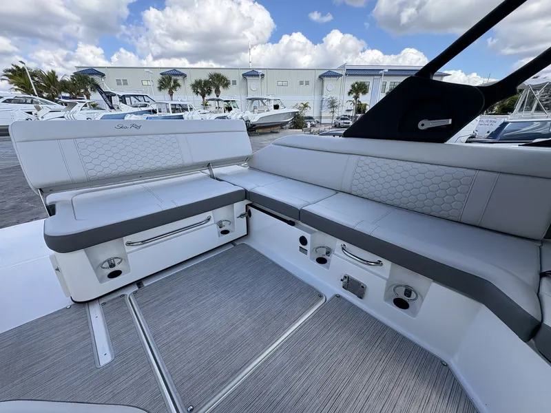Slide: The Image of Sea Ray SDX 250 Outboard 2024 - 17