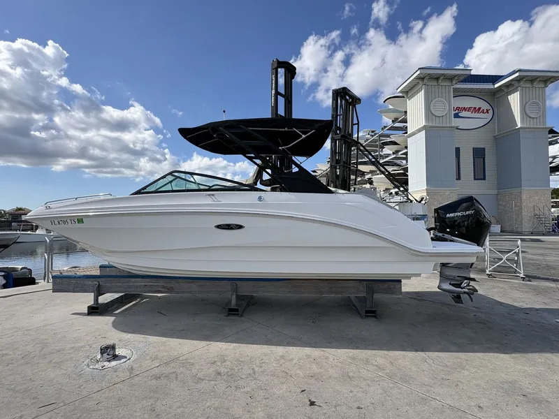 Slide: The Image of Sea Ray SDX 250 Outboard 2024 - 2