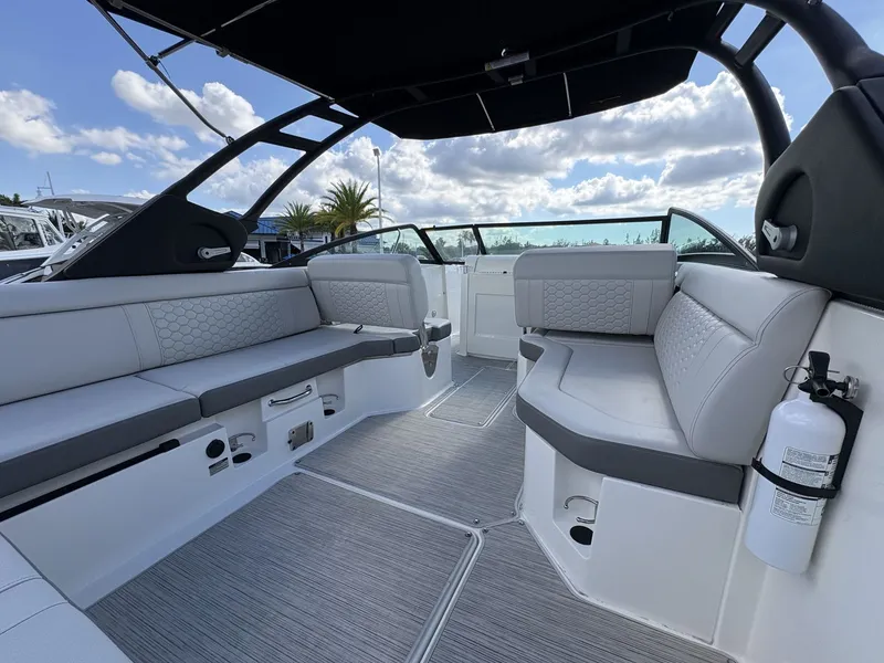 Slide: The Image of Sea Ray SDX 250 Outboard 2024 - 20