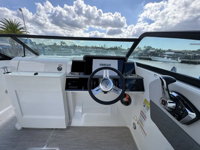 Slide: The Image of Sea Ray SDX 250 Outboard 2024 - 21