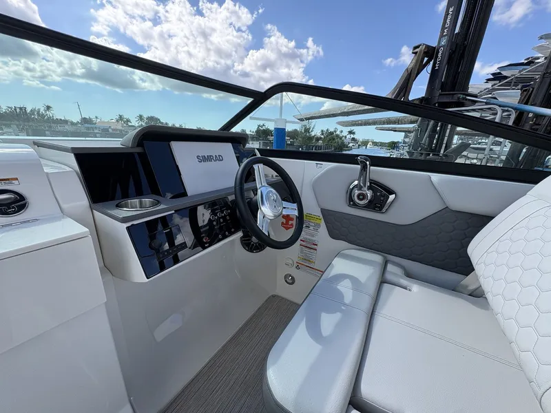 Slide: The Image of Sea Ray SDX 250 Outboard 2024 - 22