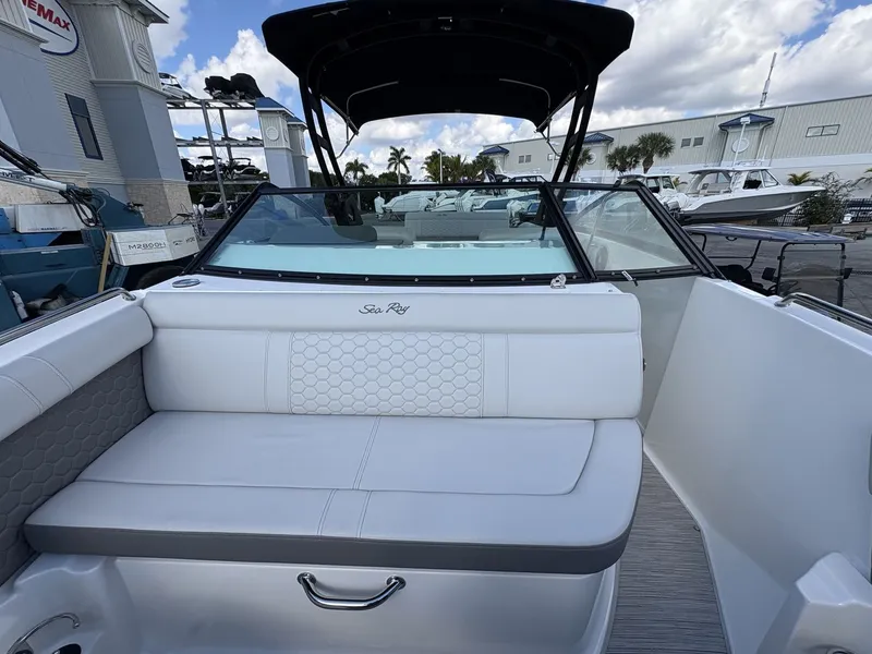 Slide: The Image of Sea Ray SDX 250 Outboard 2024 - 26