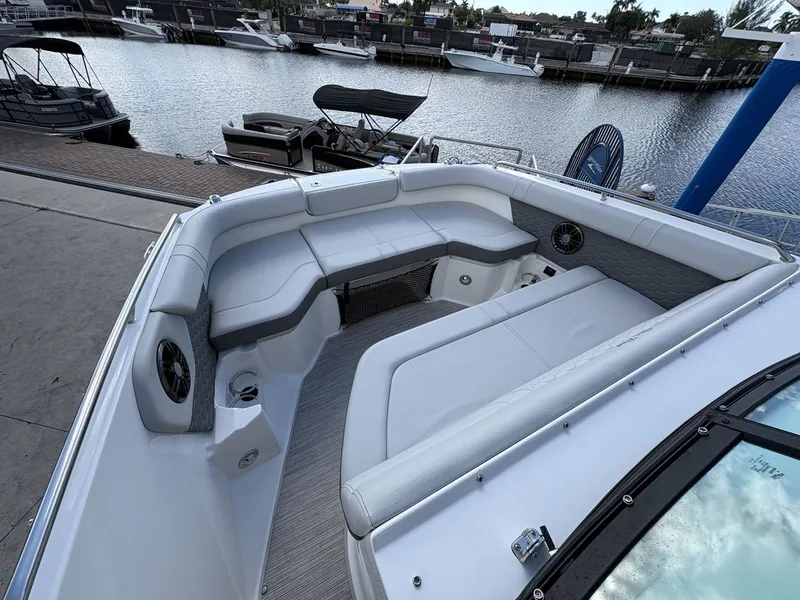 Slide: The Image of Sea Ray SDX 250 Outboard 2024 - 27