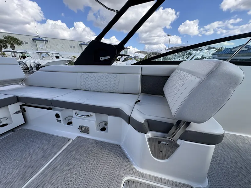 Slide: The Image of Sea Ray SDX 250 Outboard 2024 - 28