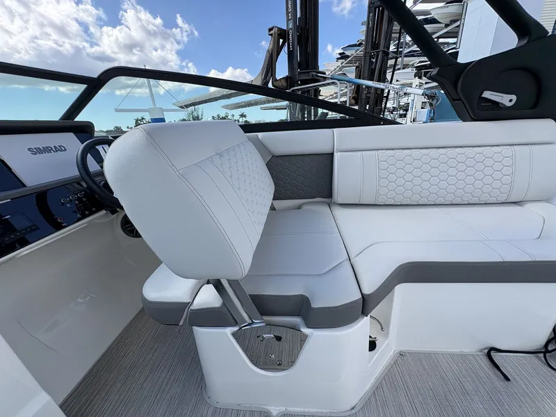 Slide: The Image of Sea Ray SDX 250 Outboard 2024 - 29