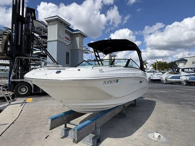 Slide: The Image of Sea Ray SDX 250 Outboard 2024 - 3