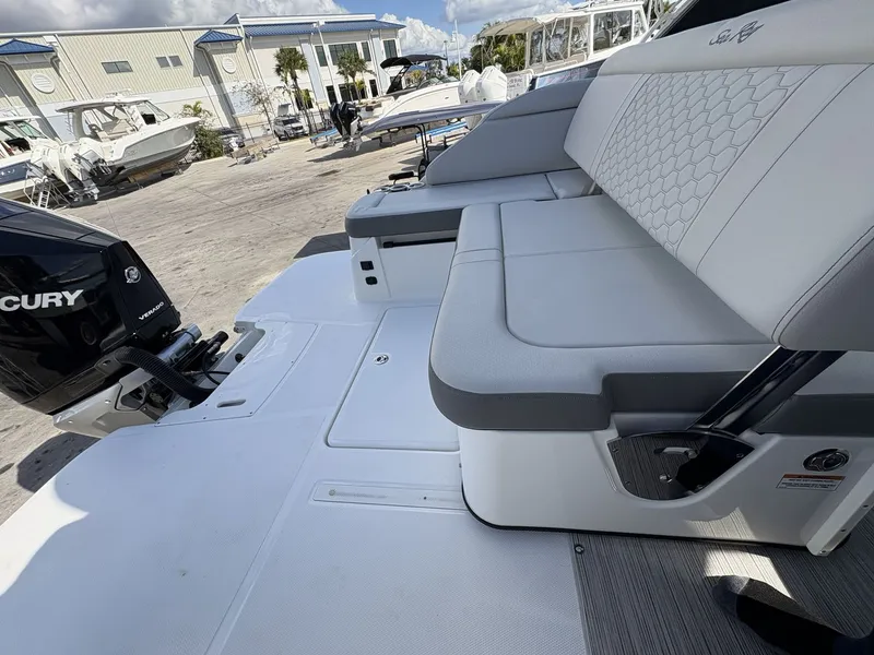 Slide: The Image of Sea Ray SDX 250 Outboard 2024 - 32