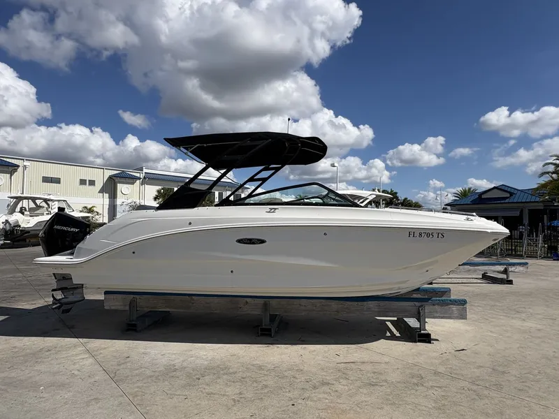 Slide: The Image of Sea Ray SDX 250 Outboard 2024 - 6