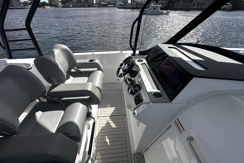 Slide: The Image of Cruisers Yachts 38 VTR 2026 - 38