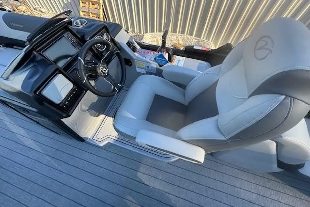 Slide: The Image of Captain's seat and helm of 2026 Veranda Relax VR 22 RC boat. - 8