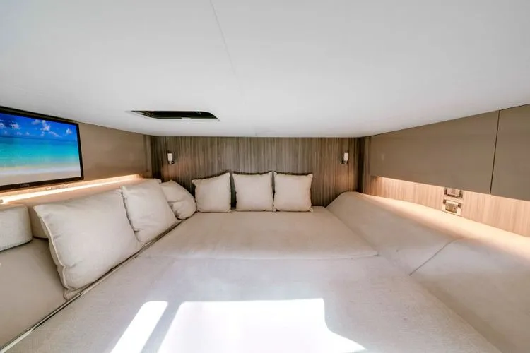 Slide: The Image of 2021 Sea Ray 400 Slx - Image 40 - 40