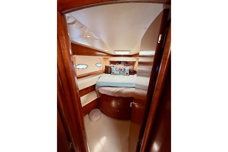 Slide: The Image of Luxurious cabin interior of 1999 Carver 530 Voyager Pilothouse yacht. - 79