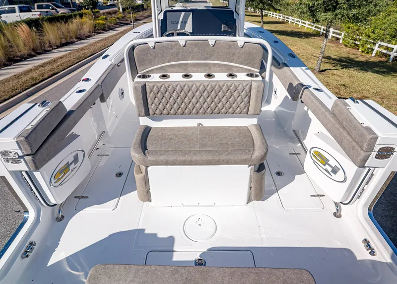 Slide: The Image of Sea Hunt Ultra 275 CB 2026 - 12