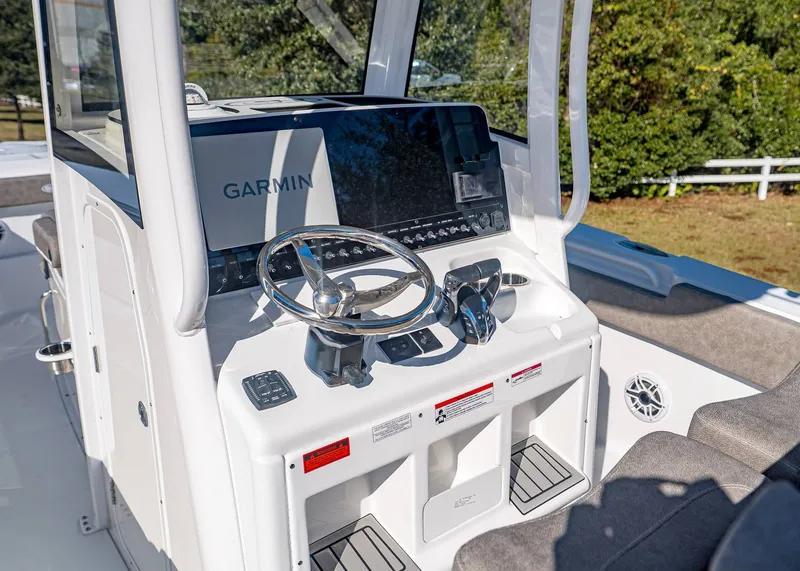 Slide: The Image of Sea Hunt Ultra 275 CB 2026 - 18