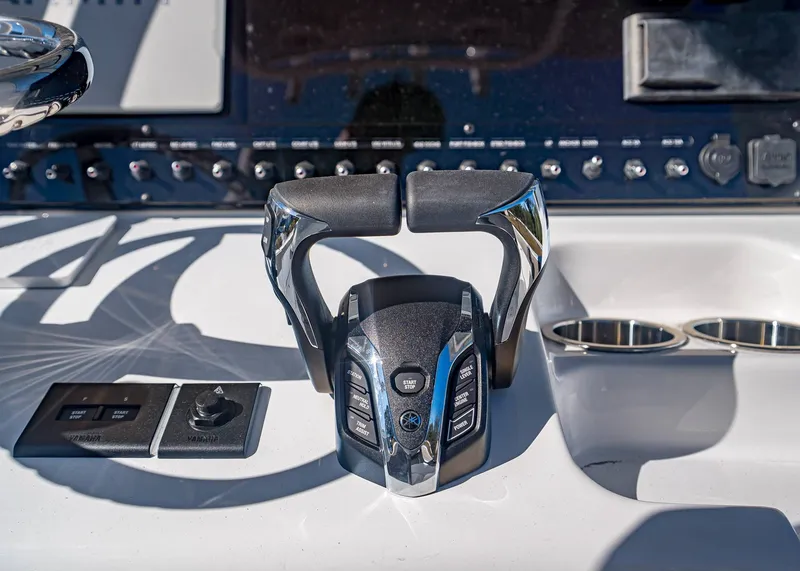 Slide: The Image of Sea Hunt Ultra 275 CB 2026 - 19