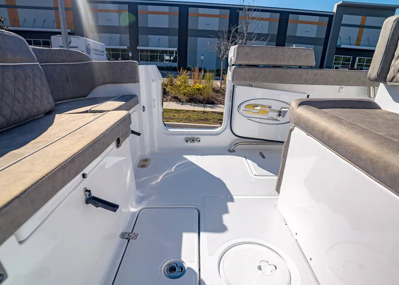 Slide: The Image of Sea Hunt Ultra 275 CB 2026 - 9