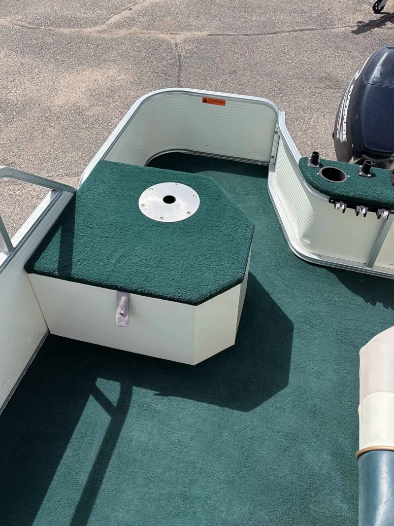 Slide: The Image of Green carpeted deck on a 1999 Lowe Suncruiser 22 pontoon boat. - 10